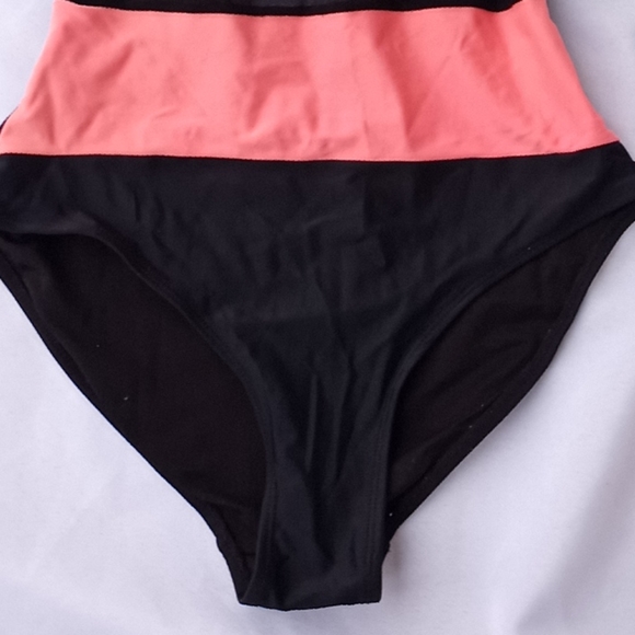Colorblock Swimsuit - Picture 3 of 6